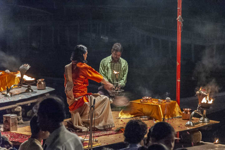 72 - India - Varanasi - rio Ganges - ceremonia religiosa